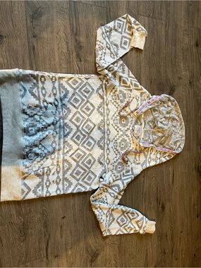 BKE Lounge Aztec-Pattern Hooded Pullover in Beige & Gray